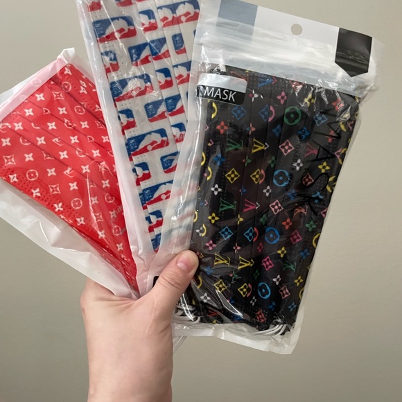 🌟🎉HOST PICK🎉😊 2pks/$10 Disposable Masks - Picture 2 of 6